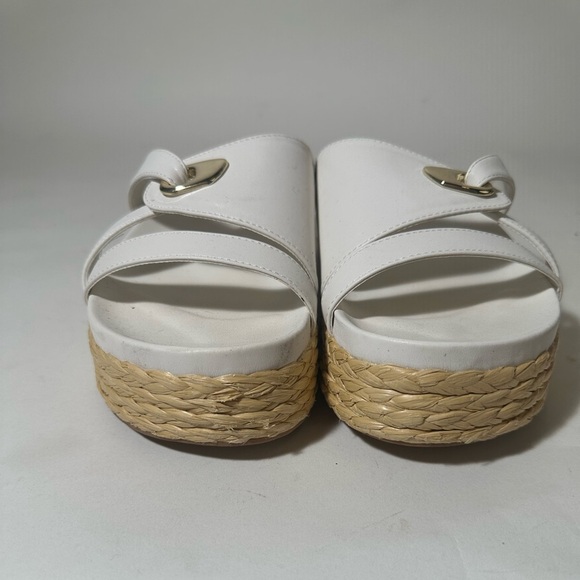 New Direction Elegant White Sandals with Gold Detail - Picture 4 of 9